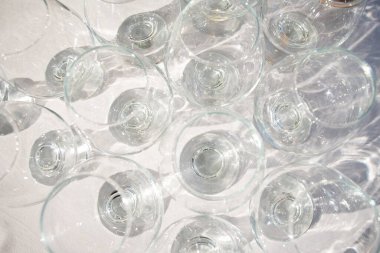 Birçok boş şarap kadehi üst görünümü