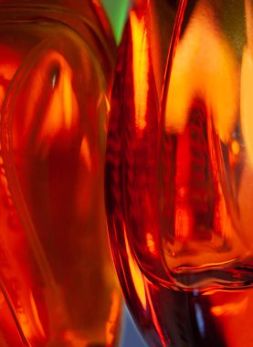 İki kırmızı cam nesnenin soyut makro yakın çekim