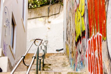 Grafiti dolu güzel sokak merdivenleri
