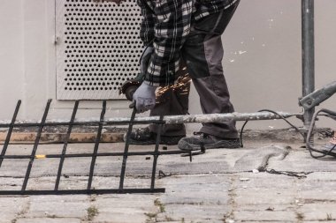 İşte bir adam çeliği diskle kesiyor.