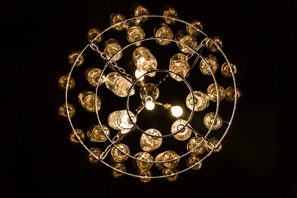 Оригинальная люстра из декоративной лампы — стоковое фото