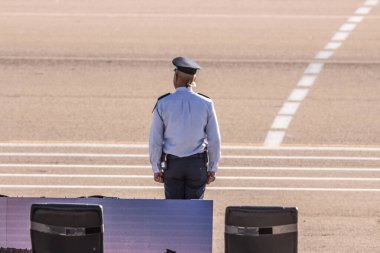 Sabit duran bir subay.