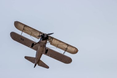 Yerden gelen klasik bir uçak.