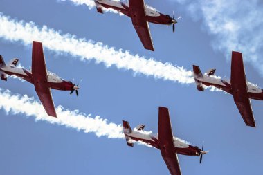 bir etkinlikte dört uçak gösterisi