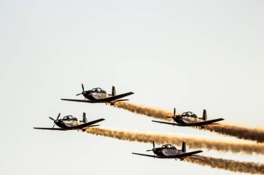 bir etkinlikte dört uçak gösterisi