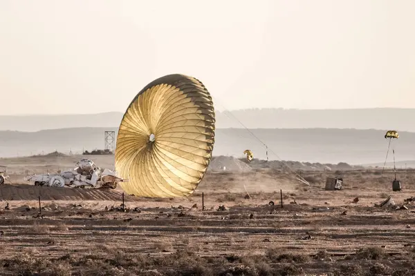 Aide parachutée sur le champ de bataille — Photo