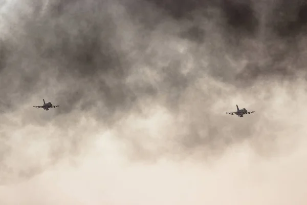 两架F15战斗机在战争的雾中 — 图库照片