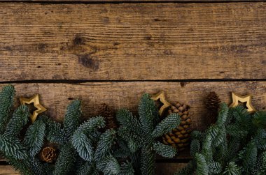 Ağaçtaki ladin şeridi..