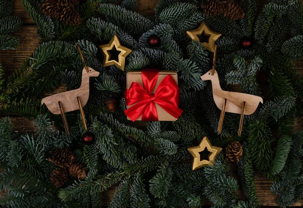 Ciervos con caja de regalo en abeto . — Foto de Stock