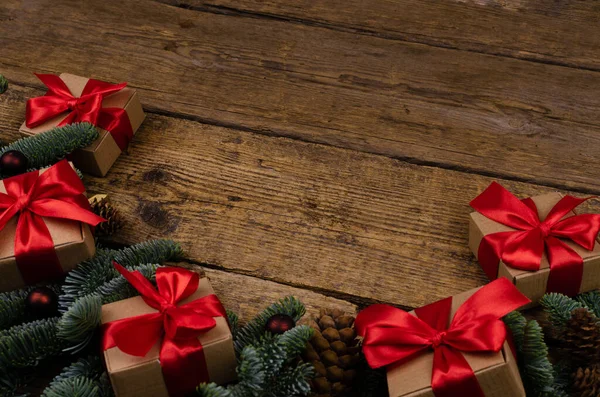 Cinco cajas de regalo sobre fondo de madera . — Foto de Stock