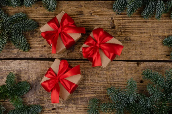 Cajas de regalo con lazos rojos . — Foto de Stock