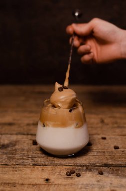 Bardakta buzlu kahve.