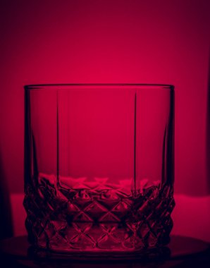 Fotoğrafın konusu, cam kupa. kırmızı arkaplanda.