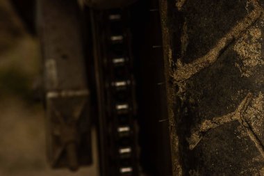 Motosikletin arkasında. çark, zincir, sarkaç.