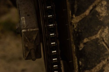 Motosikletin arkasında. çark, zincir, sarkaç.