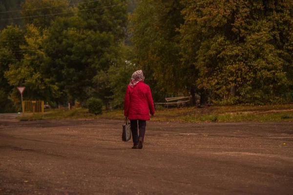 Mujer Rusa Caminando Por Calle Pequeño Pueblo — Foto de Stock