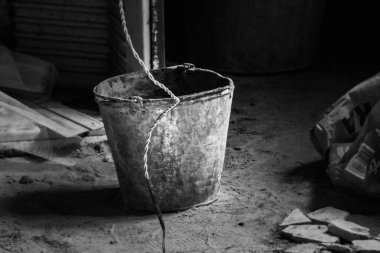 İnşaat alanındaki çimentoda kirli kova..