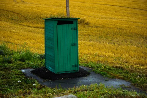 Toaleta Przydrożna Stojąca Poboczu Drogi — Zdjęcie stockowe