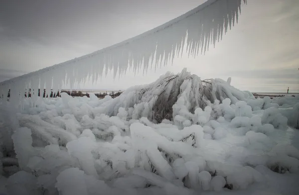 Gyönyörű Fagyott Fröccsenések Télen Jégcsapokká Változott — Stock Fotó