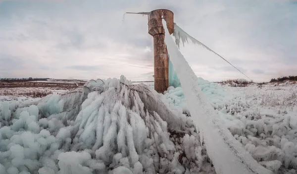 俄罗斯的一座冰冷的水塔在冬天看起来非常漂亮 — 图库照片