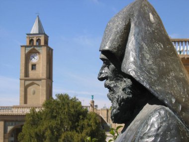 İranlı Ermeni kökenli ilk yazıcı Rahip Khachatur Kesaratsi 'nin anıtı. İran, İsfahan, Julfa, İlkbahar 2007