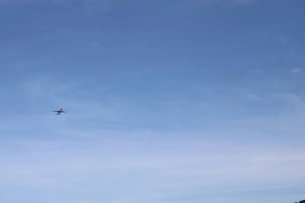 Plane Taking Distance Blue Evening Sky — Stock Photo, Image