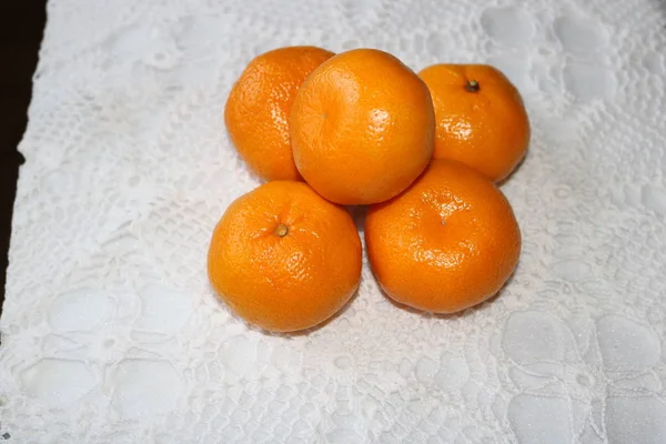 Bunch Orange Tangerines Varying Sharpness White Tablecloth Edge Table Side — Stock Photo, Image