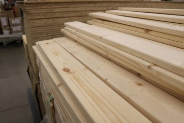 Diğer malzeme deposunun arka planında katlanmış planlı tahtalar var. Dükkan ışıklarının altında çekilmiş. Daha fazla çalışma için bir arkaplan ya da bağımsız bir illüstrasyon olarak hizmet verebilir 