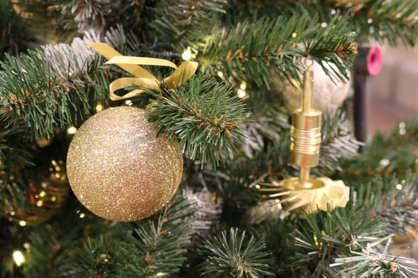 Vánoční Textura Zelených Umělých Jedlových Větví Různé Ostrosti Zlatými Hračkami — Stock fotografie
