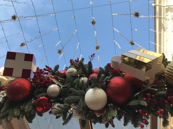 Ghirlanda Albero Natale Con Palloncini Rossi Bianchi Scatole Regalo Sfondo — Foto Stock