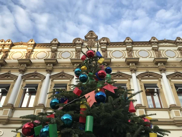 Albero Natale Con Giocattoli Colorati Bandiere Sullo Sfondo Antico Edificio — Foto Stock