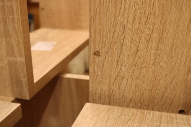 Diğer elementlerin arka planında kesikli bir yuvarlak ile ahşap bir yapının elementi.