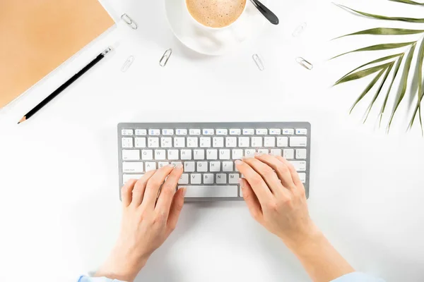 Bir kadının elleri bilgisayar klavyesinde, ofis çalışma alanında daktilo kullanıyor. Masaüstü.