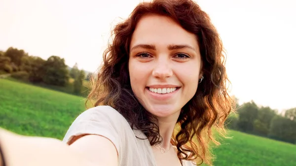 Mujer Joven Con Pelo Rizado Hace Selfie Atardecer Fondo Hermoso — Foto de Stock