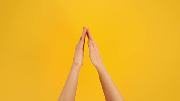 Ręce Kobiety Klaskające Żółtym Tle — Wideo stockowe