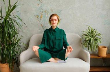 Genç bir kadının modern bir iç mekanda rahatladığını ve meditasyon yaptığını düşünün. Milenyum, şehrin koşuşturma ve koşuşturmasından kaçmak için.