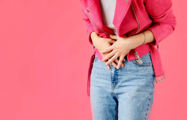 Magont Kvinnan Håller Händerna Magen Menstruationssmärta Eller Tarmproblem Smärta — Stockfoto