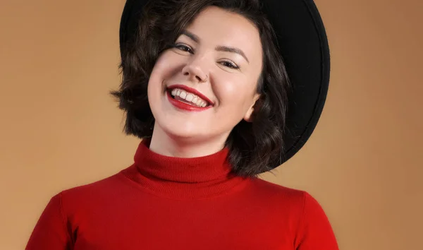 Mujer Joven Con Sombrero Con Labios Rojos Sonriendo Retrato Mujer — Foto de Stock