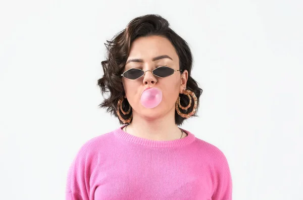 Retrato Mujer Joven Suéter Rosa Con Gafas Moda Soplando Una — Foto de Stock