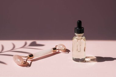 Pembe doğal nefrit ve güzellik serumu yağı için masaj kuvars silindiri. Cilt bakımı yüz masajı ve rahatlama. Gua Sha masaj aletleri. Evde yaş ve kaldırma karşıtı.