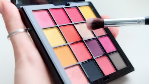 Cierre Una Paleta Con Sombras Coloridas Ojos Cepillo Maquillaje Cosméticos — Vídeos de Stock