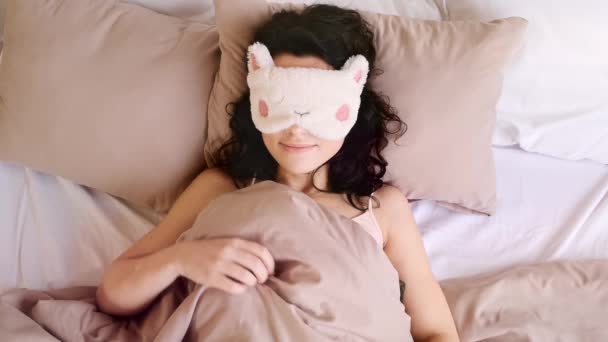 Giovane Donna Dorme Una Maschera Letto Sveglia Mattina Sorride — Video Stock