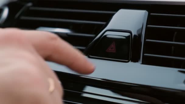 Bir Adam Arabadaki Acil Durum Düğmesine Basıyor Kapatın Düğme Yanıp — Stok video