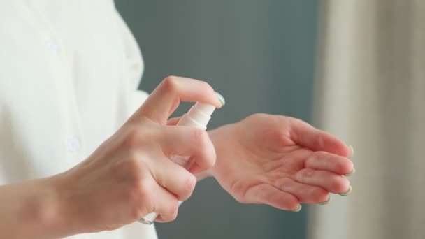 Mãos Mulher Usando Spray Séptico Covid Coronavir Pandémico Proteção Contra — Vídeo de Stock