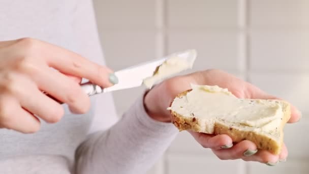 Kvinnliga Händer Gör Smörgås Kvinna Förbereder Frukost Lägger Ost Rostat — Stockvideo