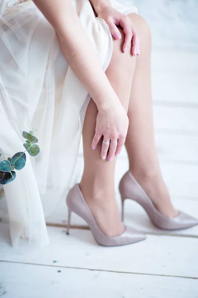 Sapatos de casamento noiva manhã — Fotografia de Stock