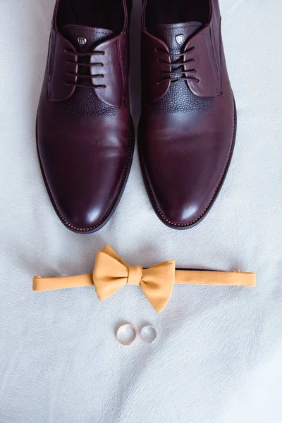 Sapatos de noivo um fundo branco — Fotografia de Stock