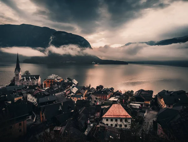Köyün Hallstatt Gölü nün şafak arka planı. Bahar.