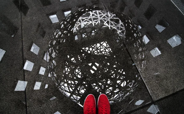 yansıma bir mimari görme kırmızı spor ayakkabılar arka plan üzerinde