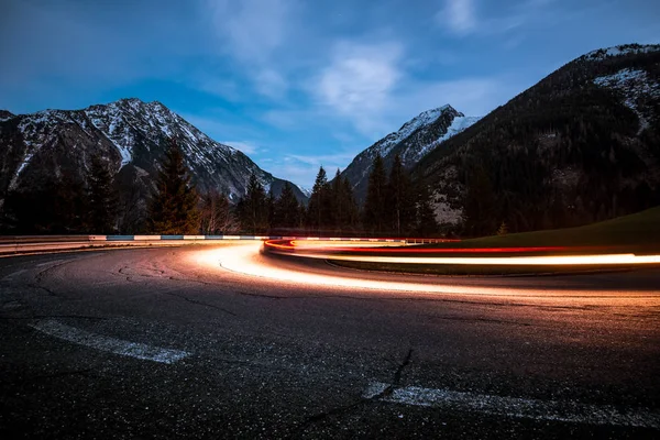 Dağ doruklarına zemin karşı bir araba izleme ışıkları